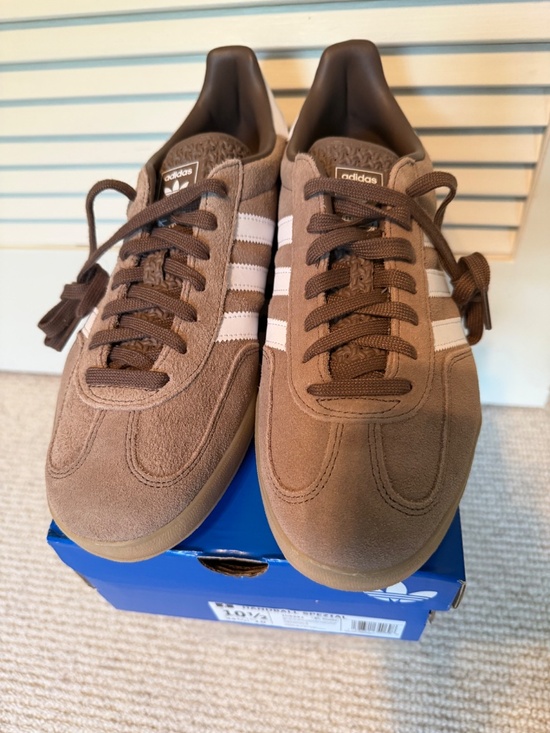 Adidas men’s (unisex) Gazelle  sneakers size 10 1/2 in Brown and White. main image 8